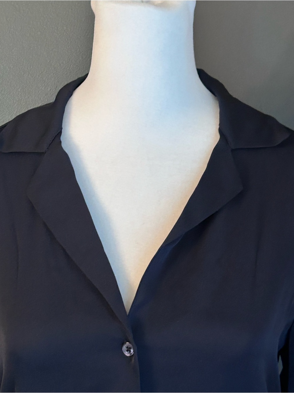 NWT Quince washable stretch silk notch collar blouse Navy Blue Size Small - Picture 2 of 7